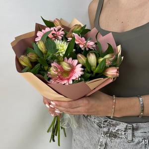 Авторский букет 32 - с георгиной из альстромерий и гербер