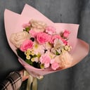 Букет «Малина и сливки» из роз и хризантем