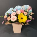 Коробка с цветами «Вояж» из гвоздик и роз