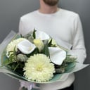 Букет «Снежана» из калл и хризантем