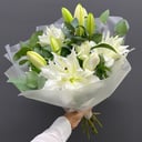 Букет махровых белых лилий с эвкалиптом