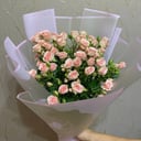 Монобукет из нежно-розовых кустовых роз