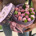 Подарочный набор «Сладости и цветы» из эустом и роз