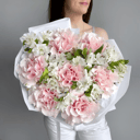 Нежный букет французская роза и альстром из альстромерий