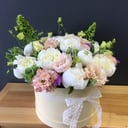 Коробка с цветами «Символ любви» из пионов и эустом