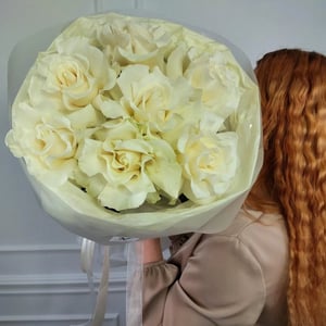 Букет белых крупных роз 7 шт