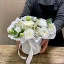 Цветы в коробке из белых хризантем