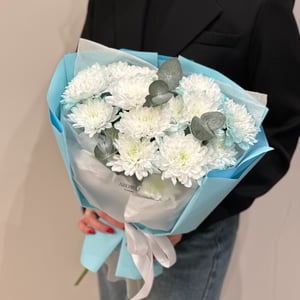 Букет из хризантемы с эвкалиптом