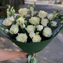 Букет из белых роз и эустомы в упаковке