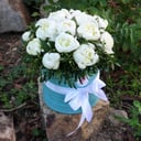 Композиция «15 белых пионов с зеленью в коробке»