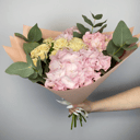 Букет из гортензий и кустовых роз