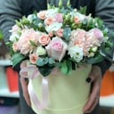 Шляпная коробка с цветами «Робкие чувства» из роз и гвоздик