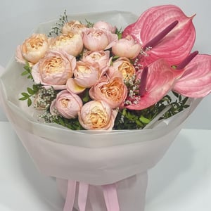 Букет из антриумов и пионовидных роз