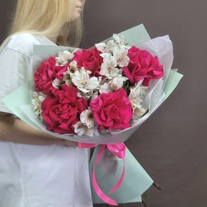 Букет из французских роз и альстромерий