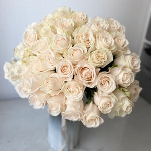 Букет «Белые розы под лентой»