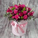 Шляпная коробка с цветами «Малинки» из роз и хризантем