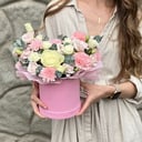 Шляпная коробка с цветами «Лара» из гвоздик и роз