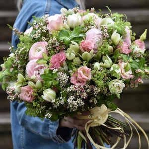 Композиция «Сказка» из экзотических цветов и эустом