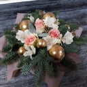 Коробка с цветами «Новогодний комплимент 2» из роз и альстромерий