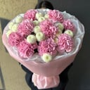 Букет из гвоздик и кустовых хризантем