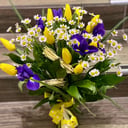 Букет «Весна идёт» из тюльпанов и ирисов