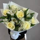 Букет белые розы и альстромерия