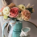 Подарочный набор «Цветочная композиция и свеча» из роз и эустом