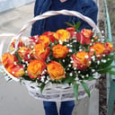 Корзина с цветами «Оранжевый цвет» из роз и гипсофил