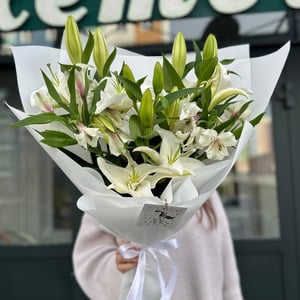 Букет из лилий и альстромерий