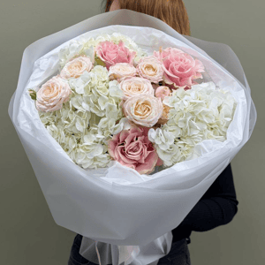 Авторский букет с гортензией и розами