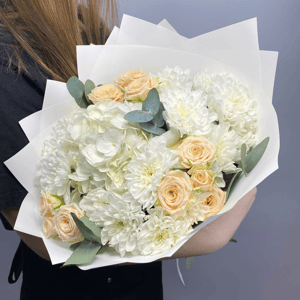 Букет из хризантем, роз и гортензии