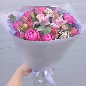 Букет Мальвина кустовые розы и орхидей