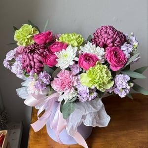 Шляпная коробка с цветами «Хризантемы и розы»