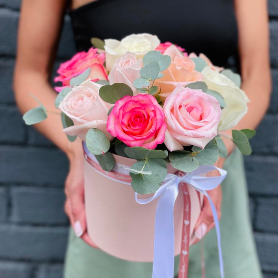 Шляпная коробка с цветами «Микс роз в коробке»