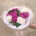 Букет «Прекрасные чувства» из гвоздик и роз