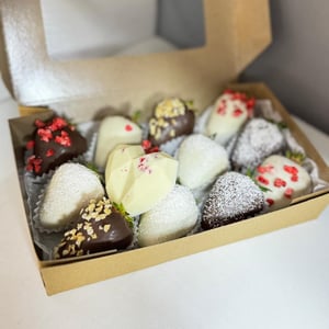 Набор из 12 клубник в шоколаде и сердца