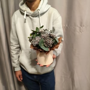 Коробка с цветами «Мраморные черные диантусы»