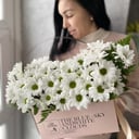 Коробка с цветами «Сказочное лукошко» из хризантем