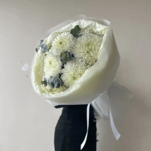 Букет из 5 хризантем магнум и эвкалипта