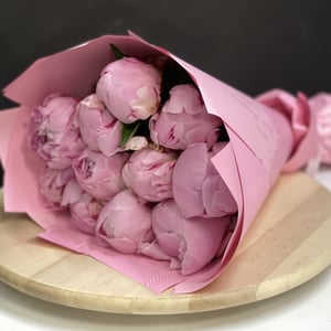 Букет из 11 розовых пионов