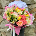 Букет «Торжество надежды» из альстромерий и тюльпанов