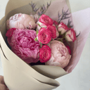 Букет с пионами из роз