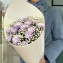 Букет в лавандовых оттенках из хризантем и гипсофил