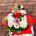 Букет «Яркий» из гвоздик и эустом