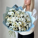 Букет со стойкой хризантемой и ромашкой