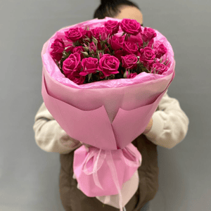 Моно букет из кустовых роз фуксия