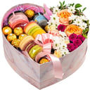 Композиция в форме сердца «Сердце и сладости» из хризантем и роз