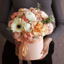 Авторский букет в шляпной коробке из эустом и роз