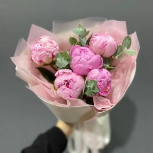 Букет из пионов и эвкалипта