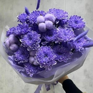 Букет из фиолетовых кустовых хризантем